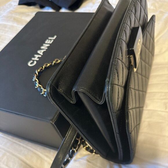 Chanel large beauty lock Flap bag - Picture 4 of 7